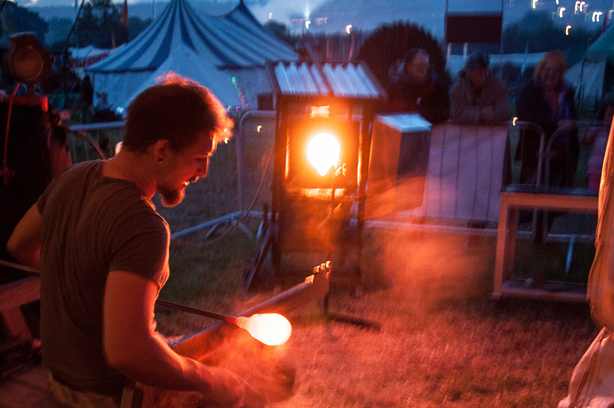 Elliot Walker, glassblowing at Glastonbury Festival 2014, the glass hub