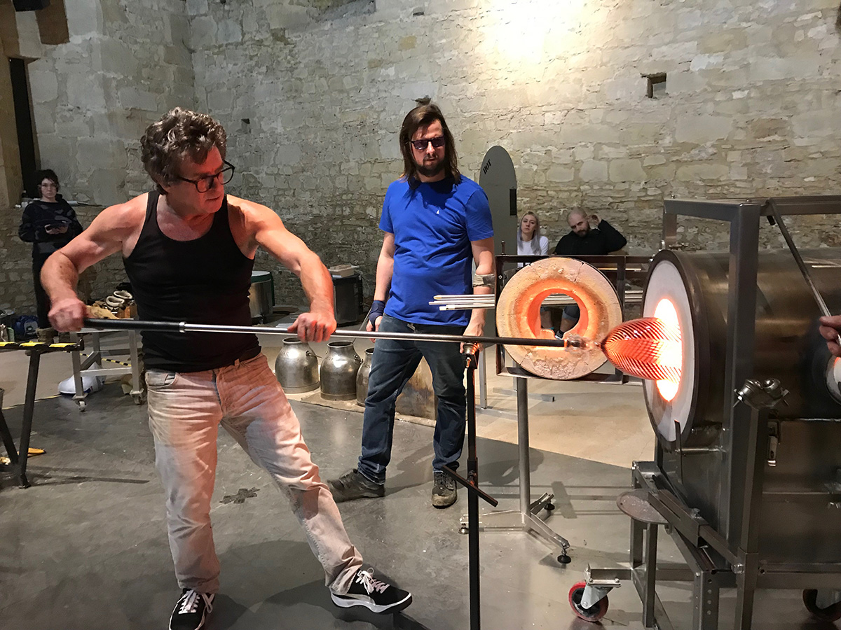 Dante Marioni assisted by James Devereux demonstrating glassblowing